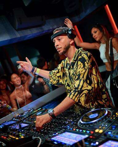 Sirus Hood performing live at the decks with Manda Moor in the background.