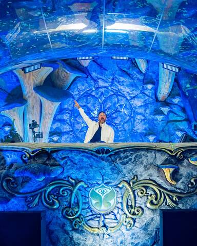 David Guetta on the Mainstage at Tomorrowland Brasil 2025, delivering a high-energy set amid immersive blue stage visuals.